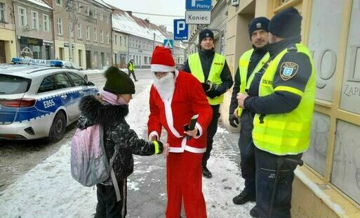 Zdjęcie do Święty Mikołaj patrolował na ulicach Wschowy wsp&oacute;lnie z funkcjonariuszami Policji i Straży Miejskiej 