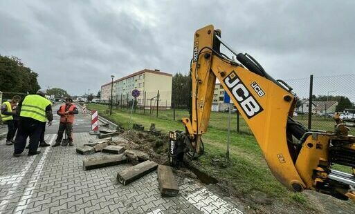 Zdjęcie do Pierwsze krawężniki zabetonowane, usuwanie nawierzchni w toku