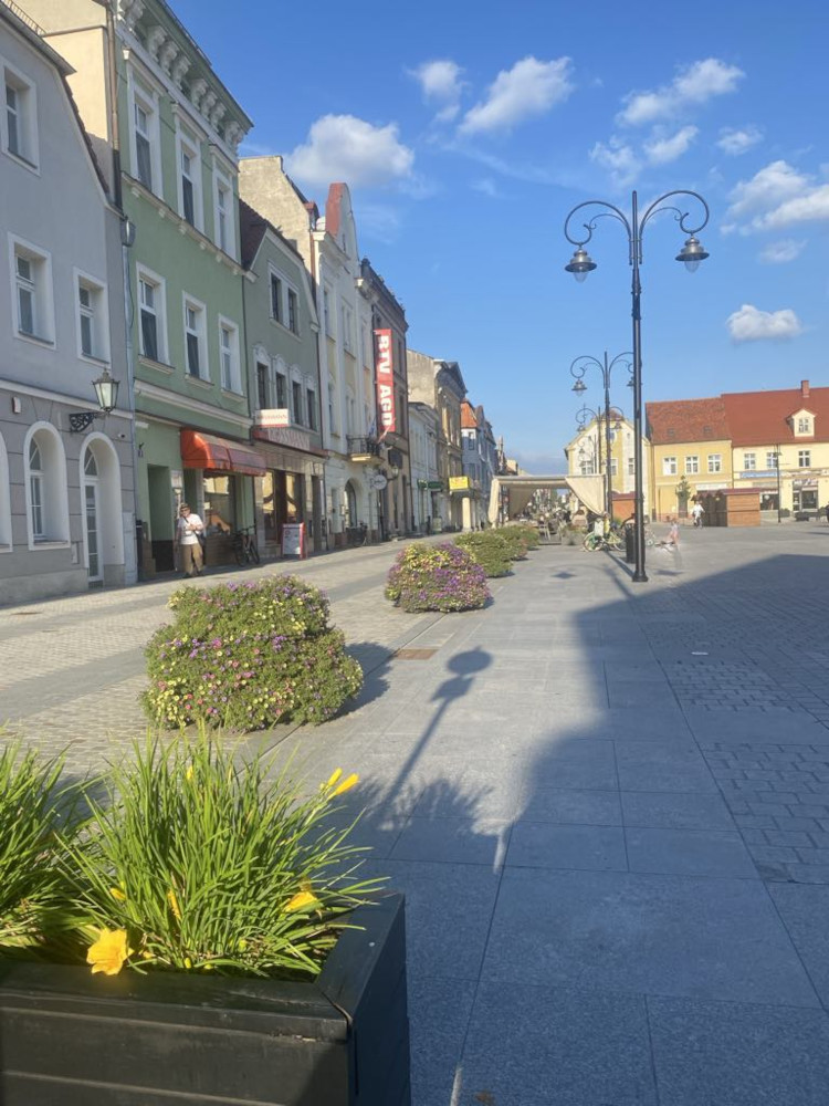 Rawicki rynek stał się częściowo przestrzenią deptakową wyłączoną z ruchu